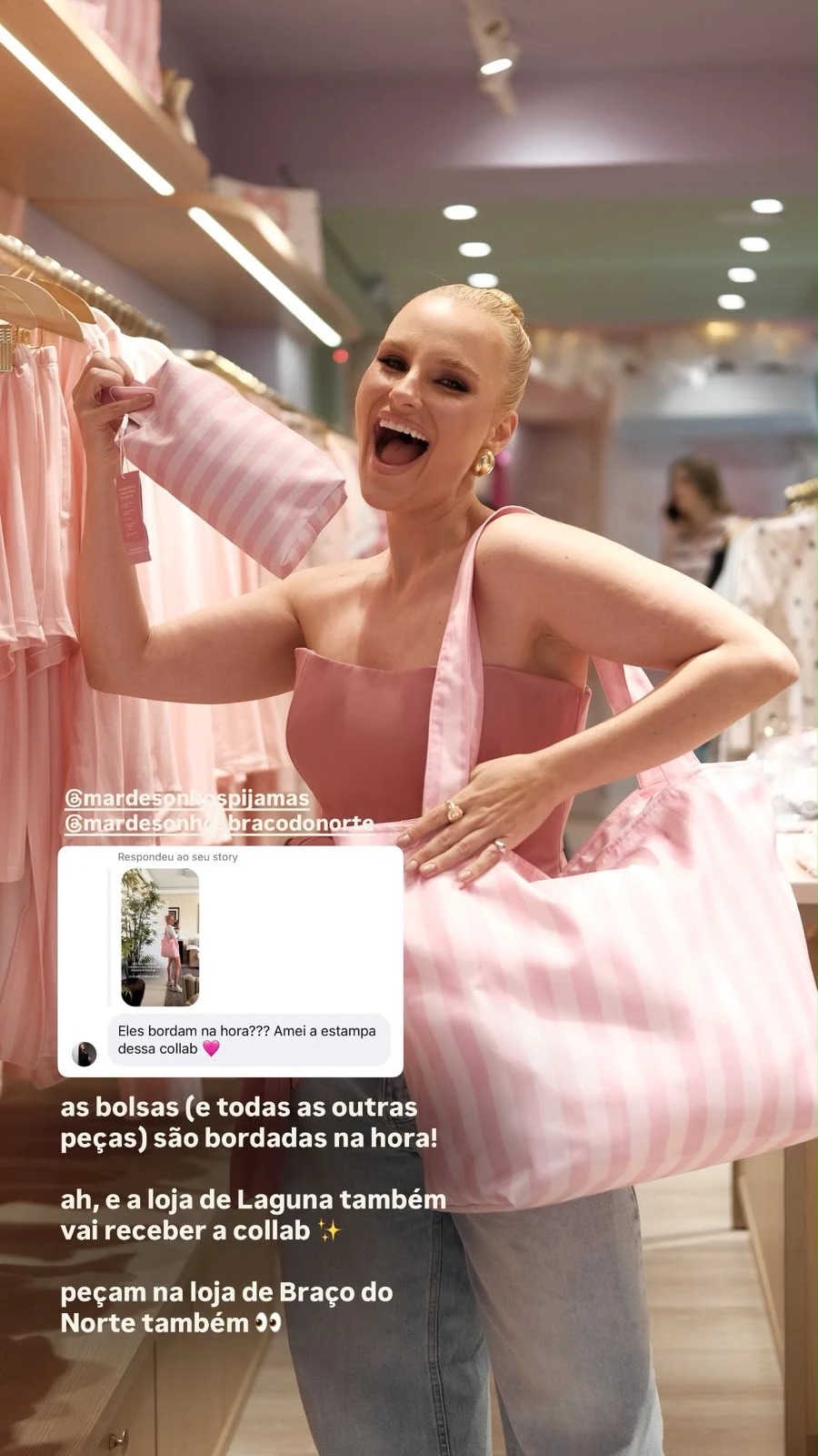 Story da Gabriela Wiggers numa loja de pijamas, segurando uma bolsa listrada rosa