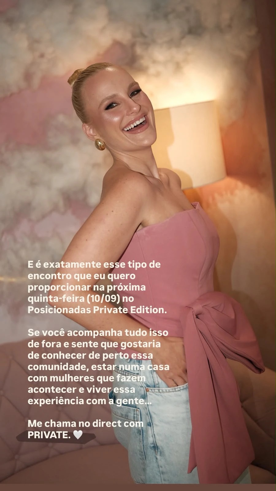 Story da Gabriela Wiggers sorrindo, de top rosa, convidando para um encontro da comunidade